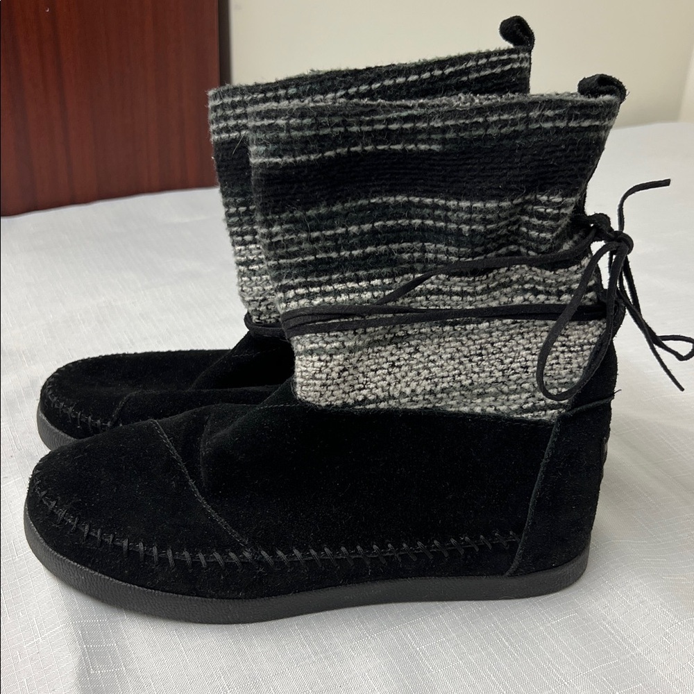 Toms black suede boots
